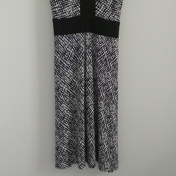 J Howard Black and White sleeveless Stretch Social Dress - Picture 3 of 9